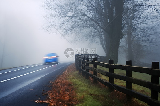 迷雾中的行车风景图片