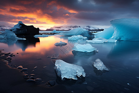 一群冰山在水中漂浮图片