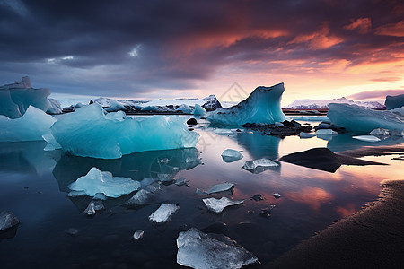 冰湖上漂浮的冰川图片