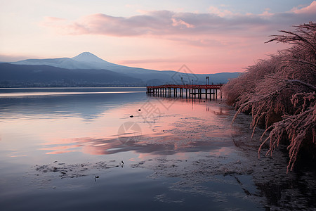 日出时湖面上的美景图片