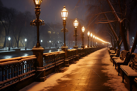 夜晚雪景中的长椅与街灯图片
