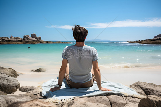 夏季海岸上的外国男子图片