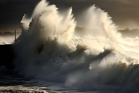 剧烈的海浪冲击岸边图片