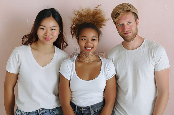三个人穿着白色衬衫站在一面墙前图片
