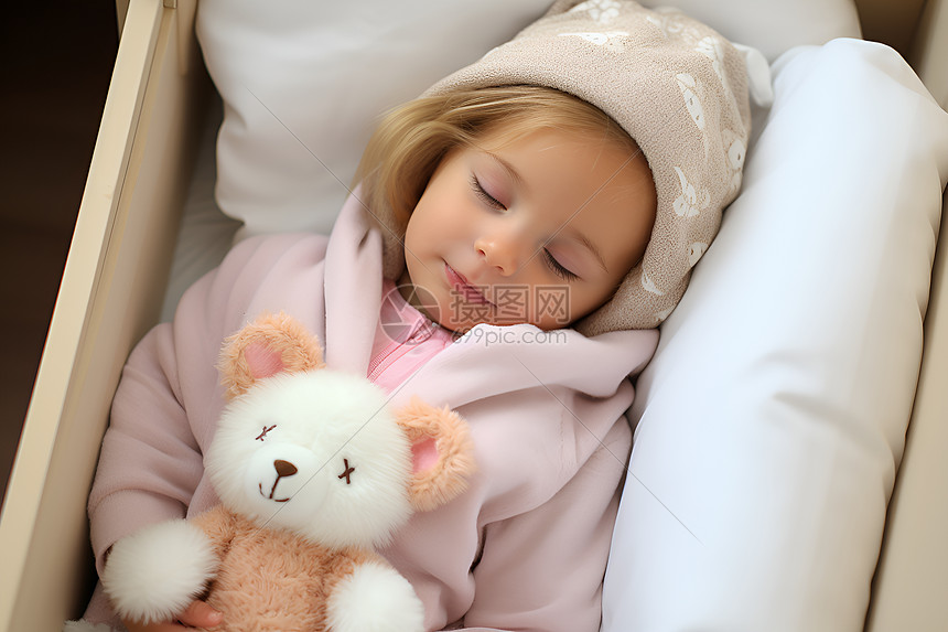 抱着小熊睡觉的女孩图片
