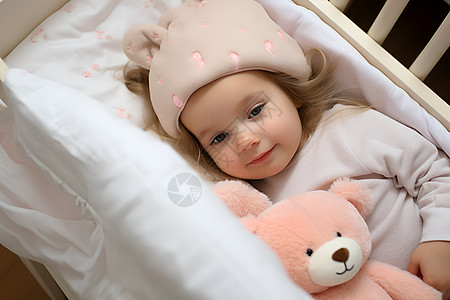 躺在婴儿床上的小女孩图片