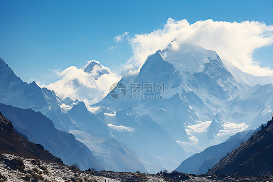 蓝天下的冰雪山脉图片