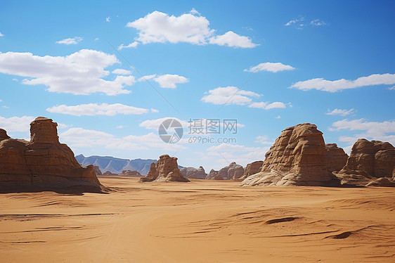 大漠中被风化的岩石图片