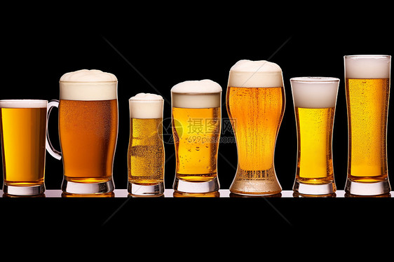 整齐排列的啤酒杯图片