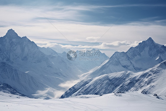 白雪皑皑的山脉图片