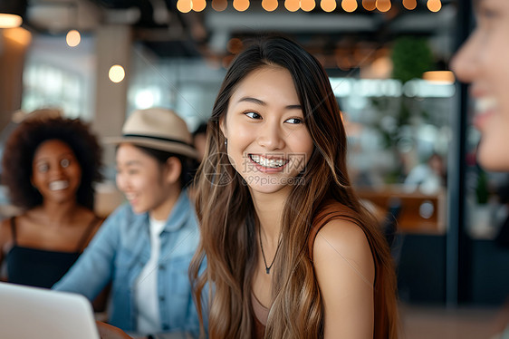 欢乐表情的亚洲女子图片