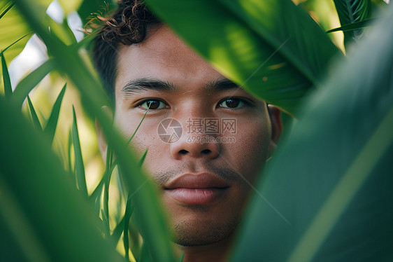 夏季丛林中的男子图片