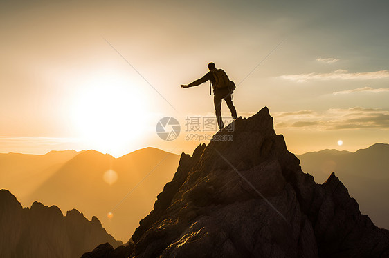 征服山巅的旅者图片