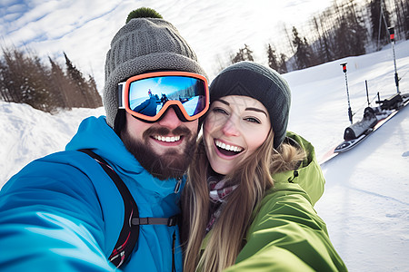 情侣滑雪山谷中滑雪的年轻情侣背景
