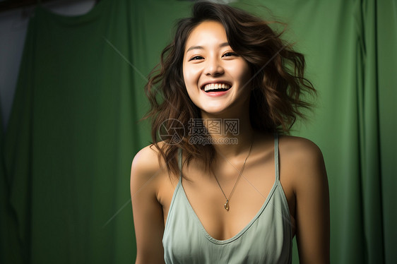 欢乐微笑的亚洲女子图片