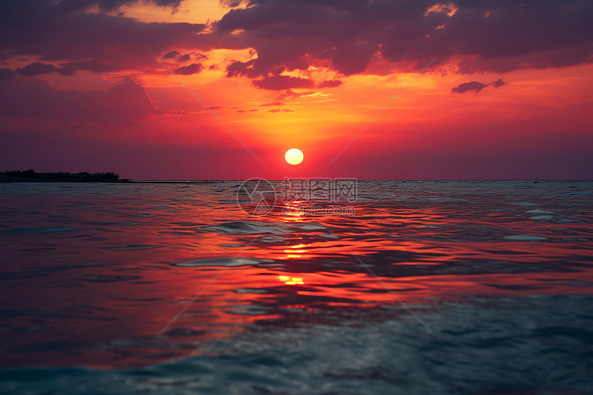 夕阳余晖照耀下的海洋美景图片