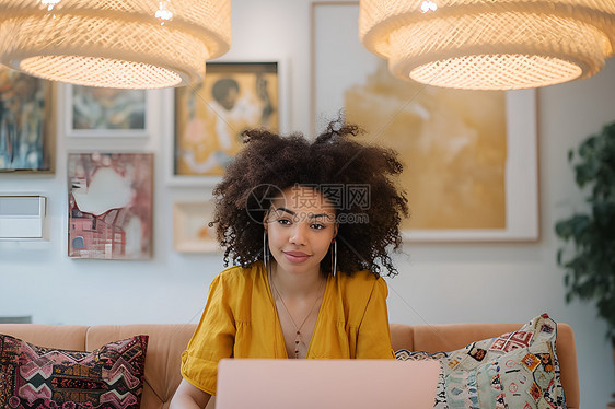 女子在使用电脑图片