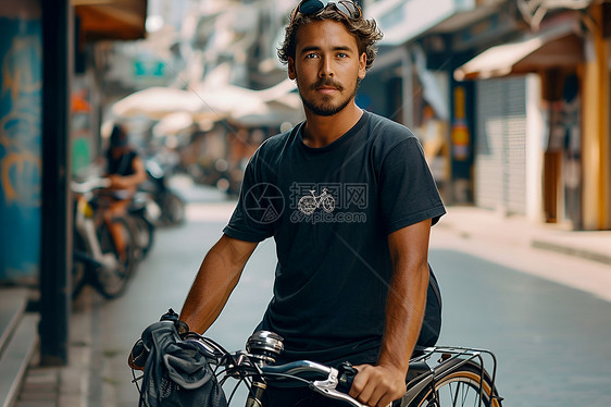 一名男子骑着自行车图片