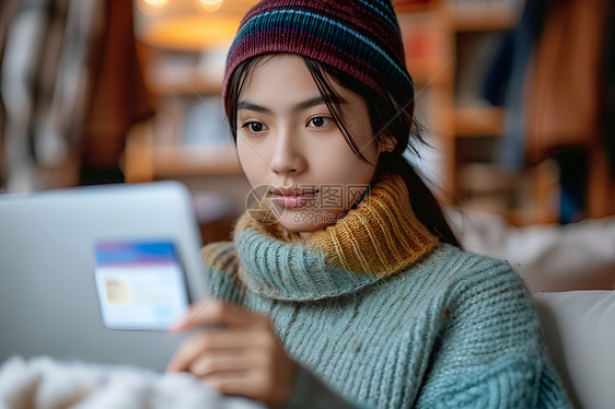 专注使用电脑的年轻女子图片