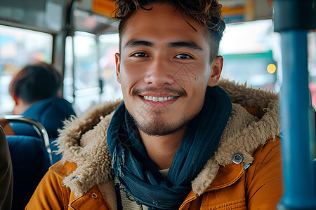 公交车上微笑的随性男子图片
