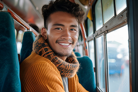 阳光男孩在公交车上微笑图片