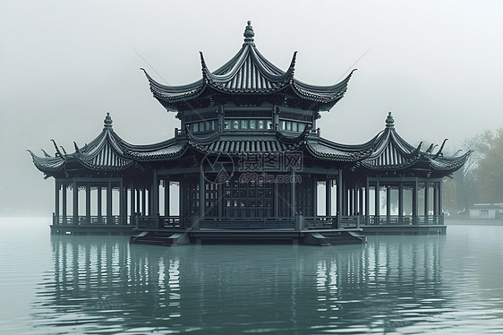 水雾蒙蒙中的中国亭子图片