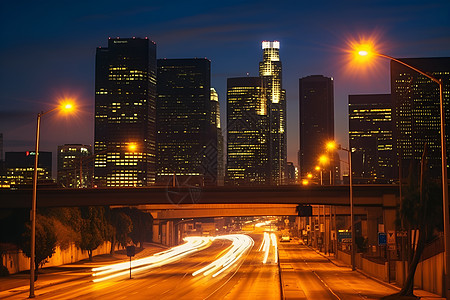 夜幕下的城市交通枢纽图片