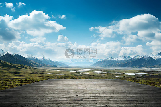 天空下的山峦图片