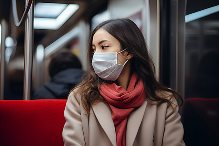 火车上戴口罩的女性图片