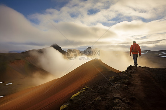 山顶站着的男人图片