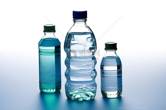 瓶子中的液体水图片
