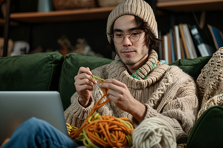 学习织毛衣的男子图片