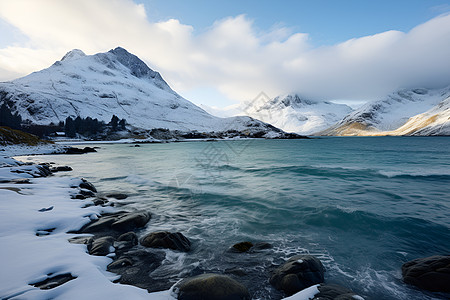 雪山和河流的诶家高清图片