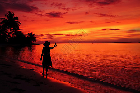 海滩夕阳下的女孩图片