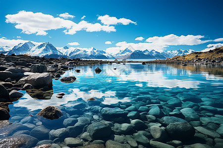 雪山倒影湖泊的美景图片