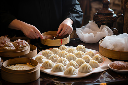 肉馅包饺子的人高清图片