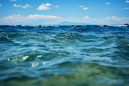 湛蓝清澈的海水背景图片