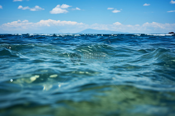 湛蓝清澈的海水图片