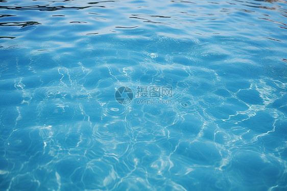 湛蓝清澈的游泳池图片