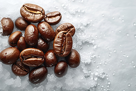 冰块上的咖啡豆图片