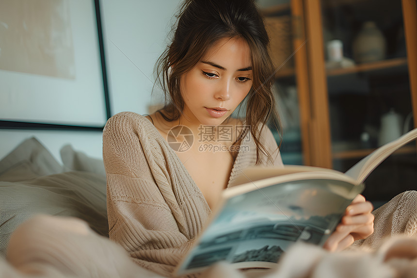 阅读中的女人图片