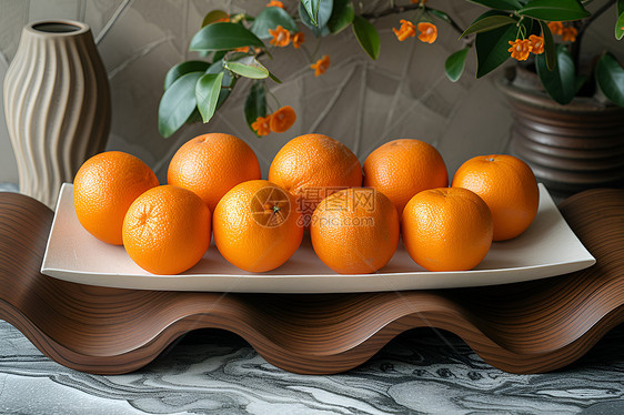 盘子中健康的橘子图片