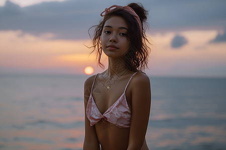 海边夕阳下的女性图片