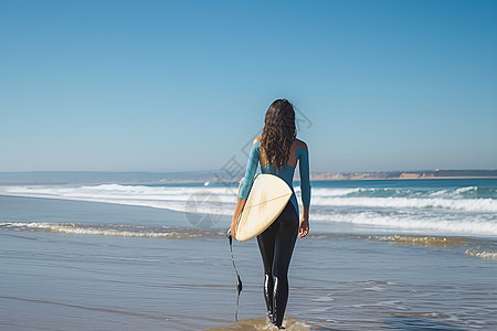 海滩上一个女人拿着冲浪板图片