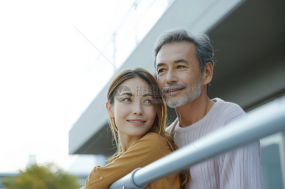 户外微笑的年轻夫妇图片