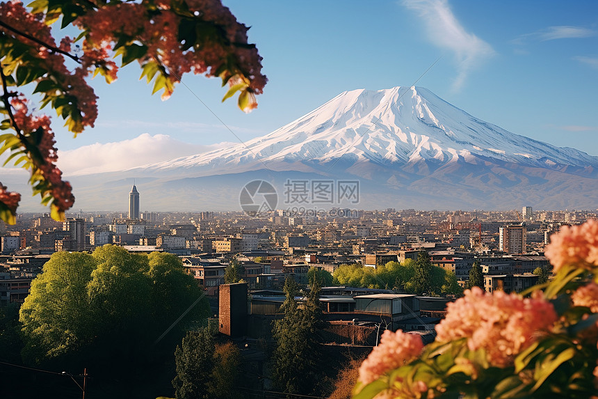 城市背景中的雪山图片