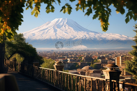 城市中的雪山图片