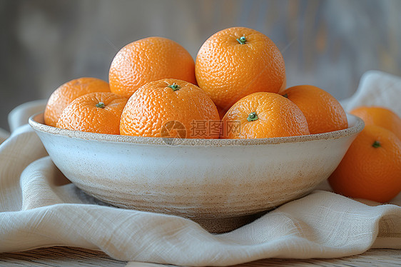 桌上橘子和白碗图片