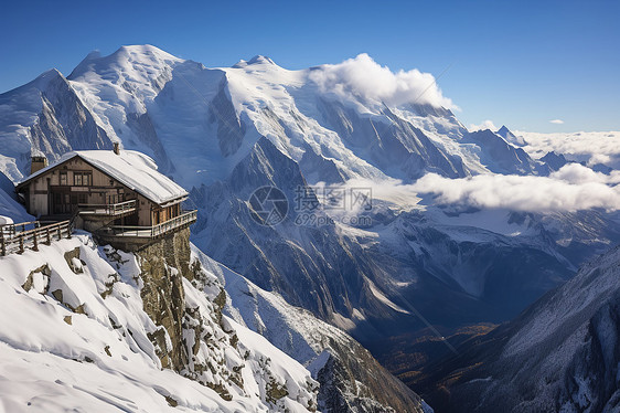 雪山上的石屋图片