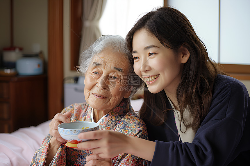 陪伴照料老人的女孩图片